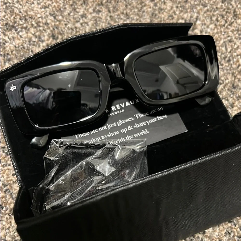 Bold Black Rectangular Sunglasses with Oversized Style - Picture 7 of 9